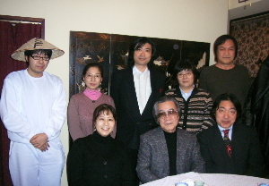 巡礼団の全貌 （後列：藤田直哉/立花眞奈美/井上雅彦/新井素子/増田まもる） （前列：小谷真理/石川喬司/巽孝之）